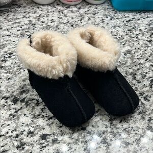 Ugg - Gojee Black Baby Booties with Faux Fur Lining